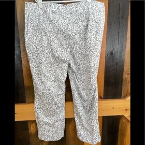 Chico's Women's Gray Cheetah Print Crop 10.5” Rise Pants Size 2.5 ( L 14)